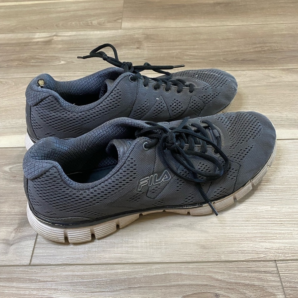 𝅺fila Mens Running Athletic Sneaker.